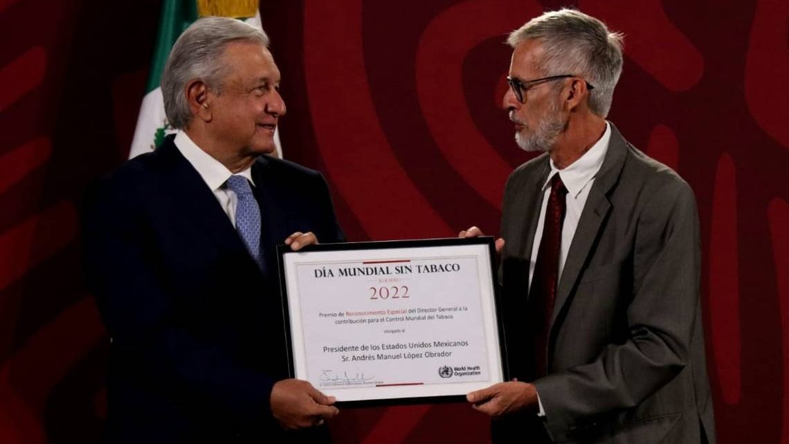 El premio es “un reconocimiento a su liderazgo y apoyo inquebrantable para fortalecer las medidas de control de tabaco en México”, expone Miguel Malo Serrano, representante de la OMS