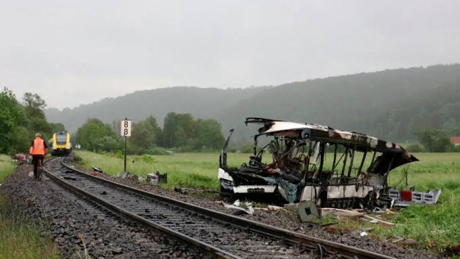 En el tren viajaban 74 pasajeros; los conductores de ambas unidades están graves