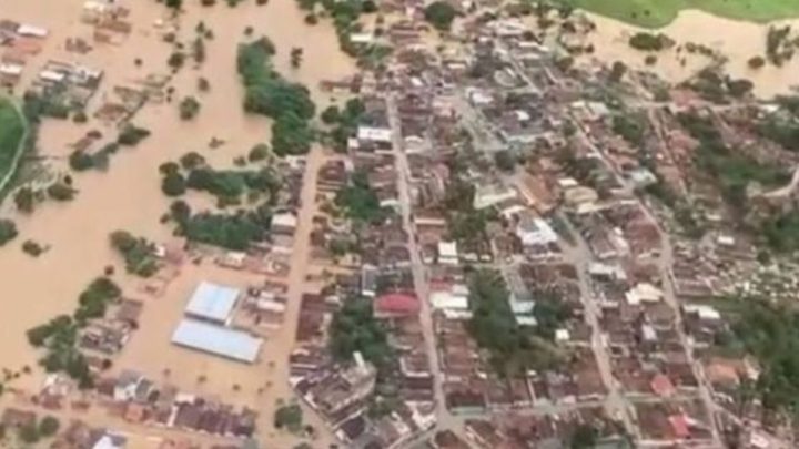 El ciclón Yakecan afectó Uruguay y Brasil con falta de electricidad, estragos en la infraestructura y espuma marina