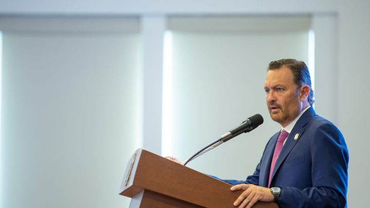 Destaca Gobernador aportaciones del sector comercio y servicios en la economía estatal