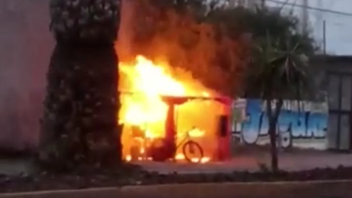 Incendio acaba con taquería en Ezequiel Montes