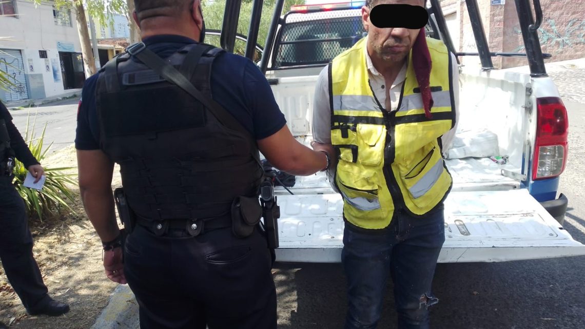 •Empleado reporta al 911 que lo tienen detenido.