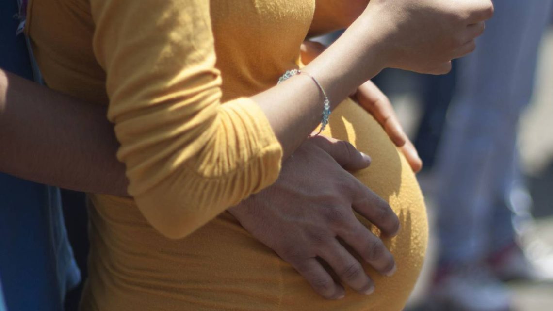 Aprueban que las menores se sometan a un aborto sin el consentimiento de sus padres o tutores y sin que sea obligatoria una denuncia