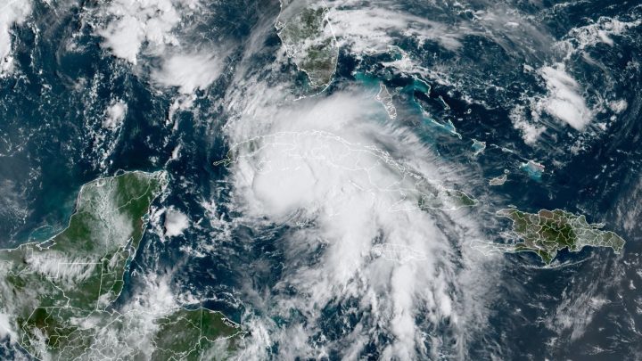 La Semar señaló que atenderá las emergencias por mar, aire y tierra ocasionadas por el huracán Agatha en Salina Cruz, Puerto Ángel, Puerto Escondido y Huatulco, Oaxaca