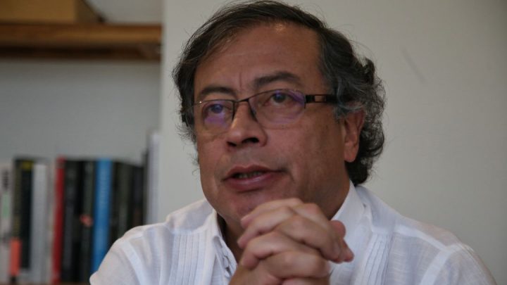 El exrebelde y actual senador, se convirtió hoy en el primer presidente de izquierda en Colombia