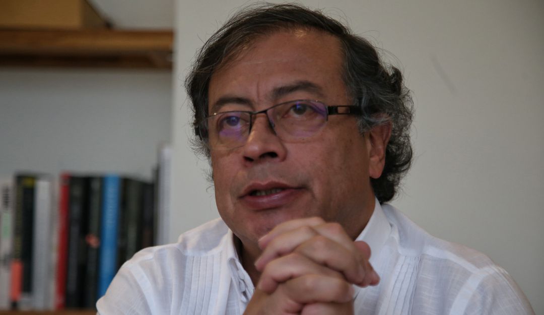 El exrebelde y actual senador, se convirtió hoy en el primer presidente de izquierda en Colombia
