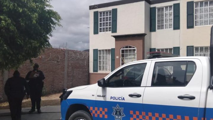 Es atendido el reporte al 911 sobre una persona sin vida al interior de su domicilio en la colonia Jacarandas Banthí