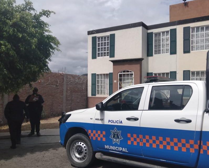 Es atendido el reporte al 911 sobre una persona sin vida al interior de su domicilio en la colonia Jacarandas Banthí