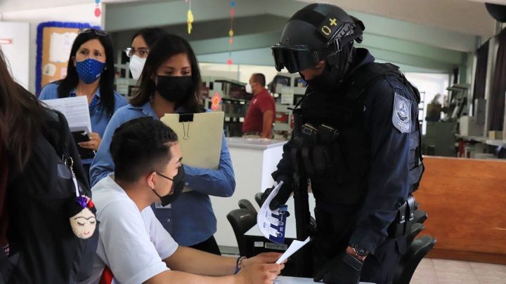 En un ejercicio sin precedentes, integrantes de la Policía Queretana y de la Fiscalía General del Estado, acudieron del 23 al 31 de mayo a planteles del Colegio de Bachilleres de Querétaro (COBAQ).