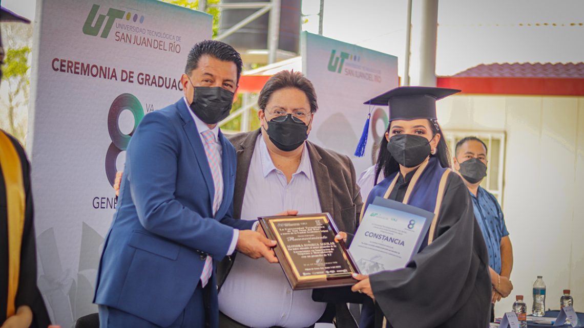 El rector de la a Universidad Tecnológica de San Juan del Río (UTSJR), Fernando Ferrusca Ortiz, encabezó la entrega de constancias de culminación de estudios para 52 egresados.