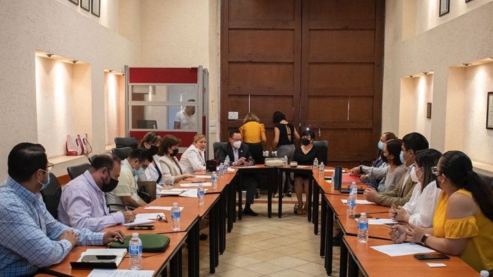 La secretaria de Salud del estado de Querétaro, María Martina Pérez Rendón, encabezó la sexta reunión del Comité Estatal de Vigilancia Epidemiológica.