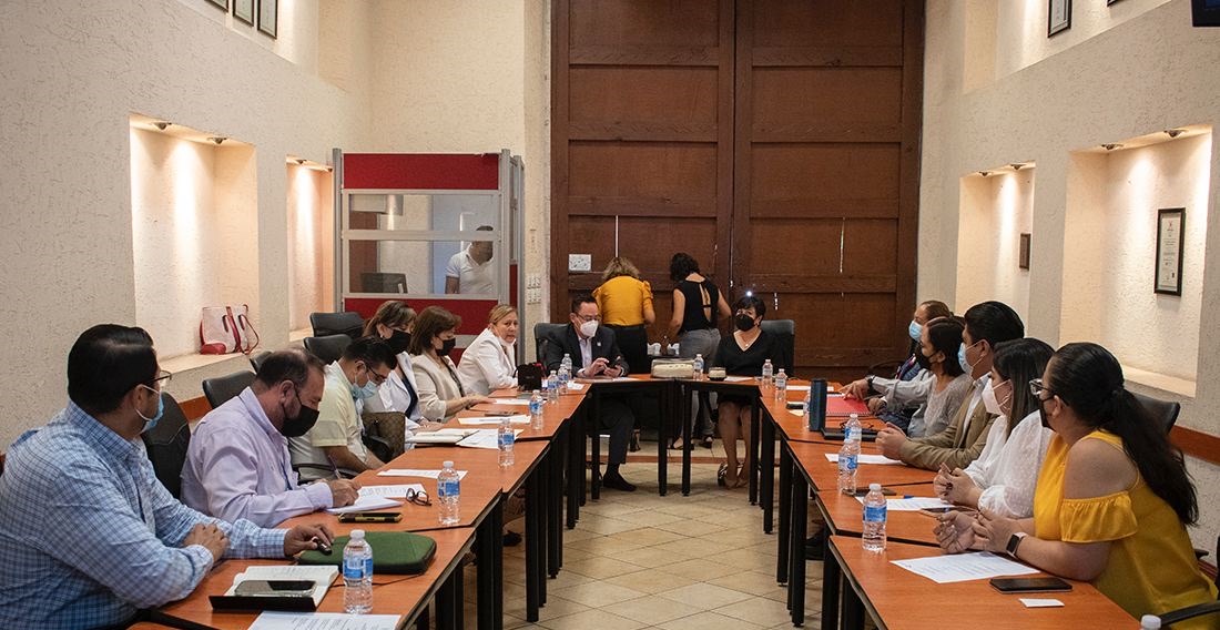 La secretaria de Salud del estado de Querétaro, María Martina Pérez Rendón, encabezó la sexta reunión del Comité Estatal de Vigilancia Epidemiológica.