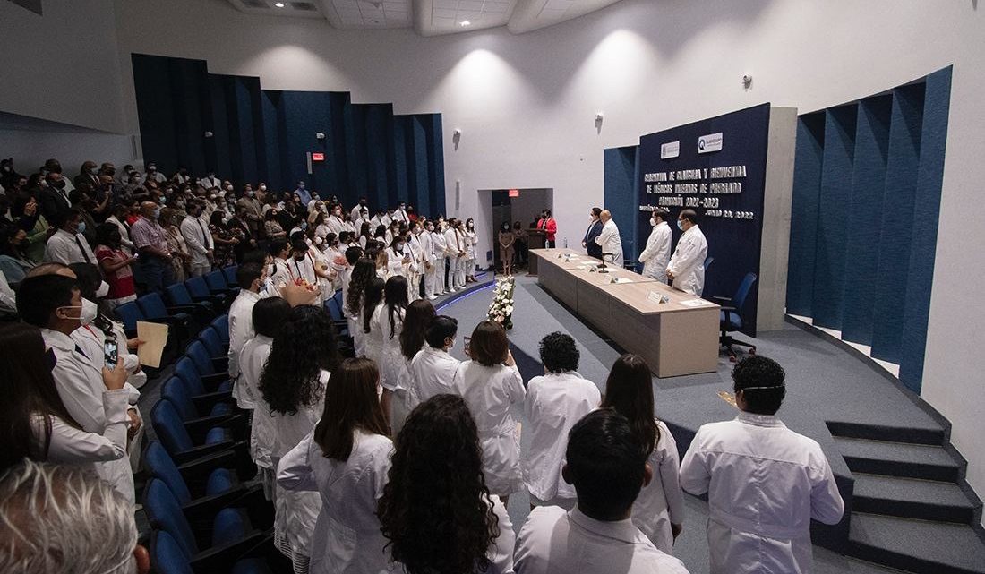 En su mensaje, en el Auditorio del Hospital General de Querétaro, Pérez Rendón felicitó a los 60 Médicos Internos de Pregardo.