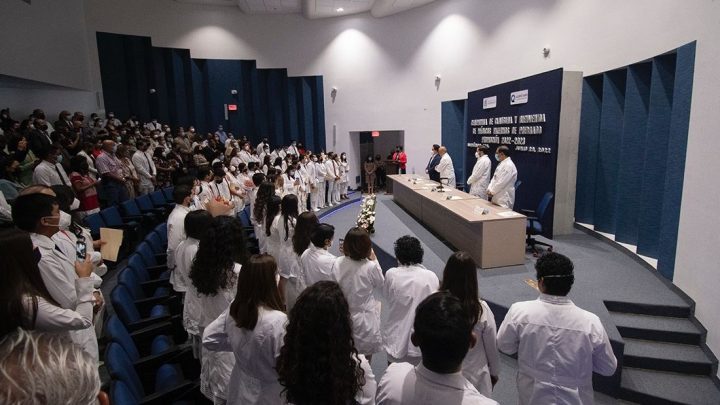 En su mensaje, en el Auditorio del Hospital General de Querétaro, Pérez Rendón felicitó a los 60 Médicos Internos de Pregardo.