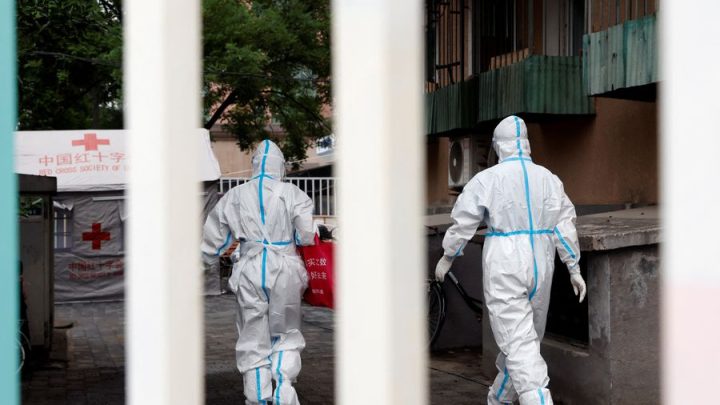 Aunque los contagios siguen cayendo, reportan aumentos en los decesos del 21% en América y el 17% en el Pacífico occidental