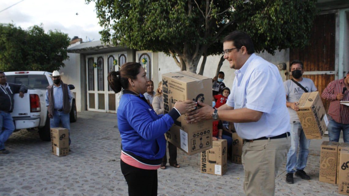 El Diputado del Distrito 10, Memo Vega, inició con la entrega de más de 200 aspersoras de mochila portátil con capacidad de 15 litros.