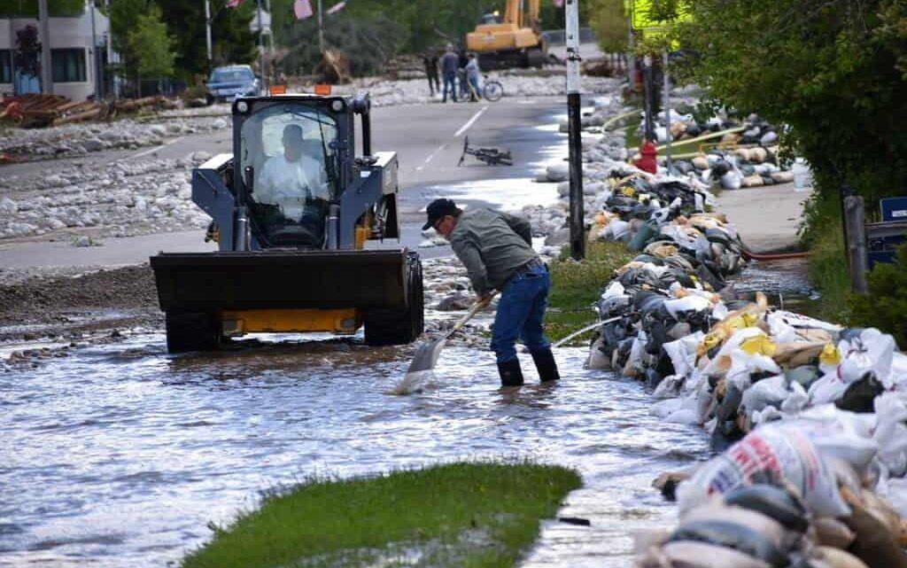 Las inundaciones han sido causadas por lluvias torrenciales y el acelerado derretimiento de una capa de hielo