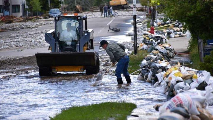 Las inundaciones han sido causadas por lluvias torrenciales y el acelerado derretimiento de una capa de hielo