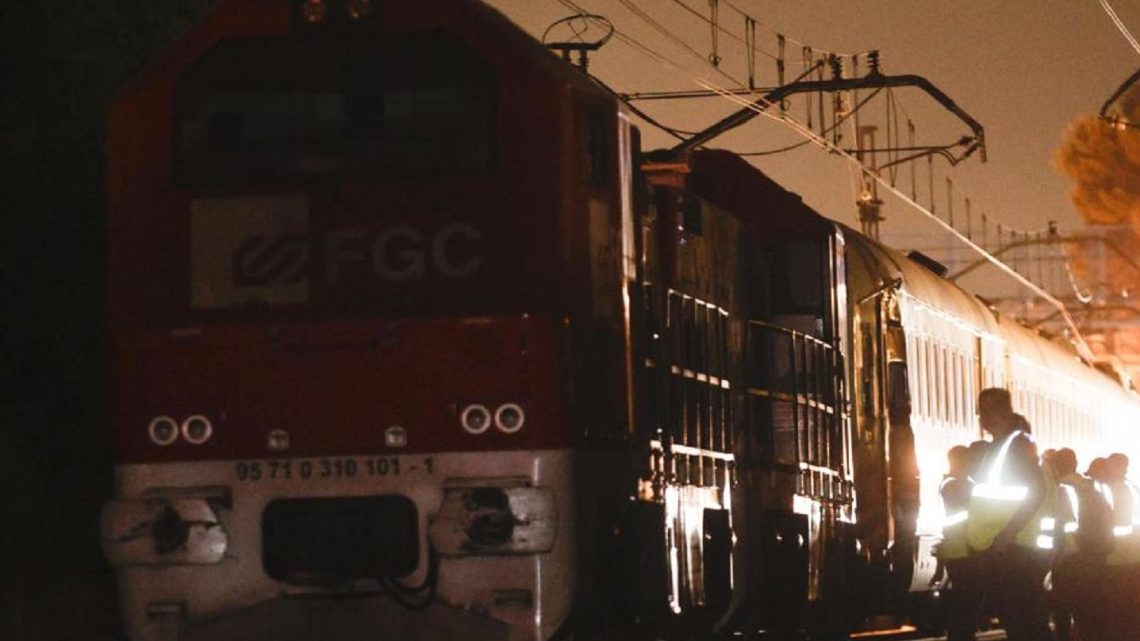 La colisión se ha producido sobre las 21:50 horas, cuando la locomotora que no arrastraba vagones, “se saltó la señal que estaba en indicación de parada”