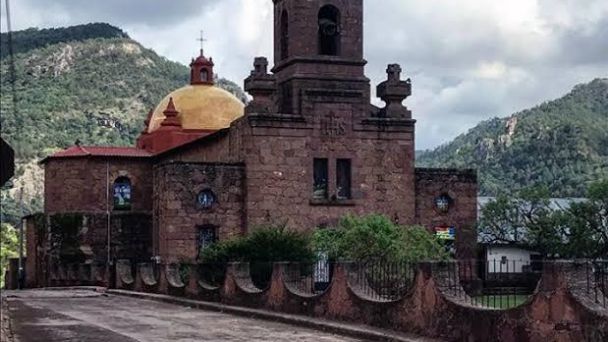 Aparentemente, el ataque ocurrió después de que un hombre se refugiara en una iglesia para resguardarse de un ataque entre grupos armados