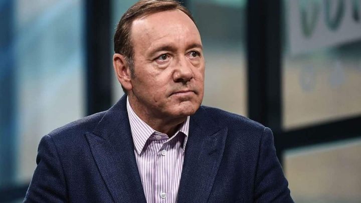 El actor Kevin Spacey se presentó voluntariamente ante las autoridades de Londres por sus cuatro delitos sexuales a los que se le acusa; el actor deberá permanecer en la ciudad mientras se espera la próxima visita