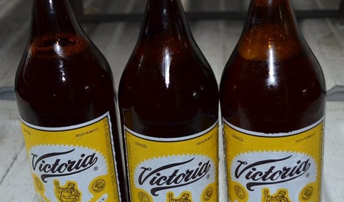 “¡Feliz Día del Padre, menos a los que no dan pensión!”, decía un hombre mientras los papás se amontonaban junto al vehículo para obtener una caguama