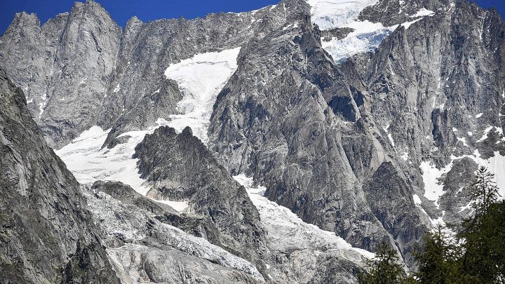 “Una avalancha de nieve, hielo y roca alcanzó la vía de acceso en un momento en que estaban ahí varios grupos de alpinistas”, detallaron autoridades