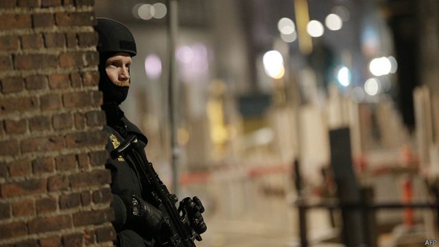 La policía no identificó un motivo para el ataque del domingo en uno de los centros comerciales más grandes de Escandinavia