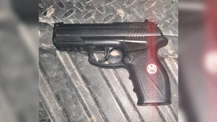 En un video compartido en TikTok y titulado “Detenido en el AICM por posesión de armas” se observa al menor mientas espera para poder tomar su mochila