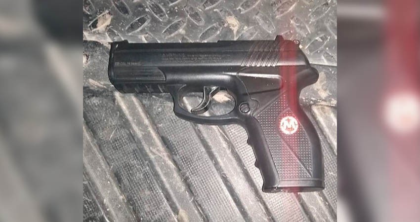 En un video compartido en TikTok y titulado “Detenido en el AICM por posesión de armas” se observa al menor mientas espera para poder tomar su mochila