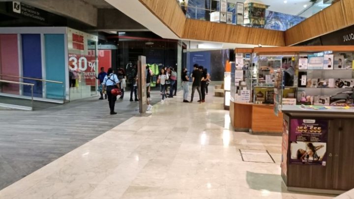 Autoridades confirmaron que solo el humo de una quema en las inmediaciones ingresó a la plaza comercial