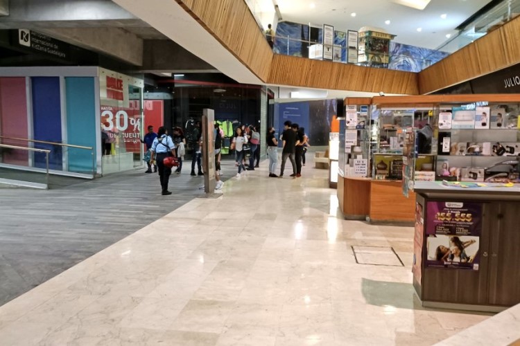 Autoridades confirmaron que solo el humo de una quema en las inmediaciones ingresó a la plaza comercial