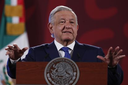 Además, “no hemos tenido que recurrir a deuda, no hemos tenido un problema de déficit en cuanto a que se gaste más de lo que ingresa”, dice López Obrador