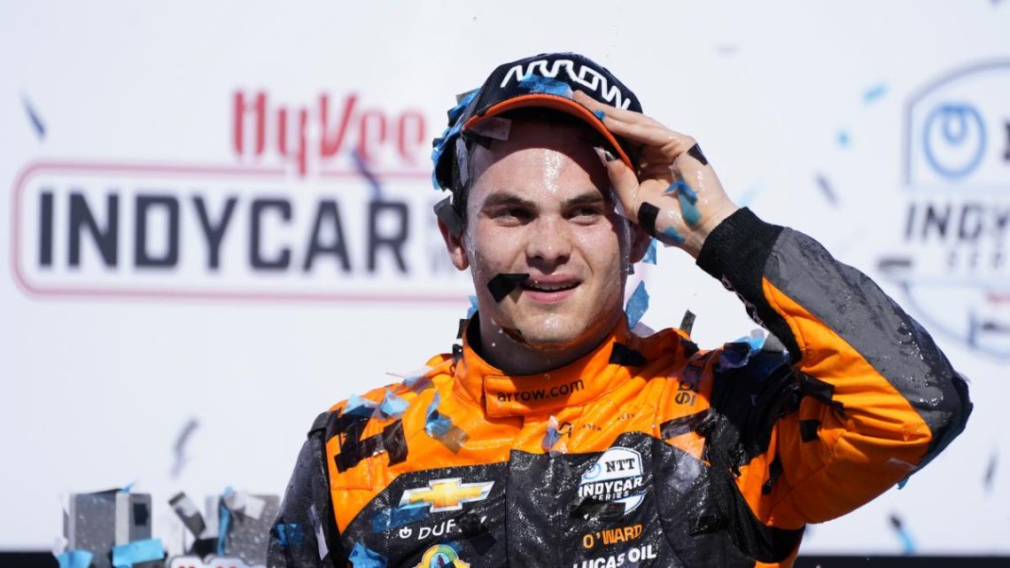El piloto mexicano obtuvo en IndyCar el doble podio, en la doble cartelera de Iowa, obteniendo así su segunda victoria de la temporada.