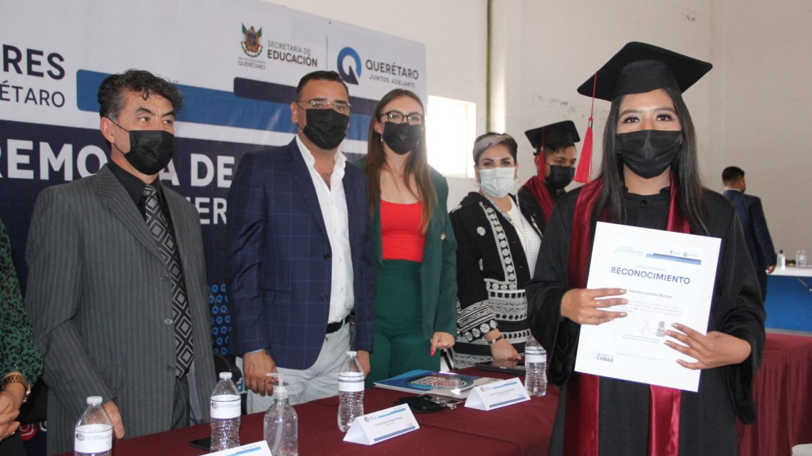 Tras de dos años de pandemia por COVID-19 en que las Ceremonias de Graduación se realizaron virtualmente, la comunidad educativa de los 61 planteles del Colegio de Bachilleres del Estado de Querétaro.