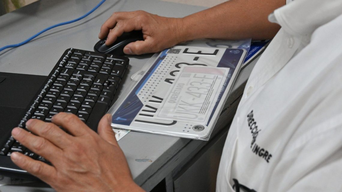 Con la finalidad de aprovechar el 30 por ciento de descuento en la obtención de las nuevas placas, la Secretaría de Finanzas del estado de Querétaro.