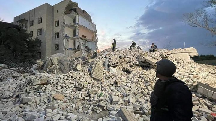 Al menos 15 personas murieron tras el impacto de un misil contra un edificio residencial en Chasiv Yar