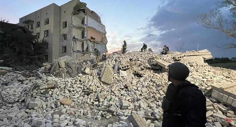 Al menos 15 personas murieron tras el impacto de un misil contra un edificio residencial en Chasiv Yar