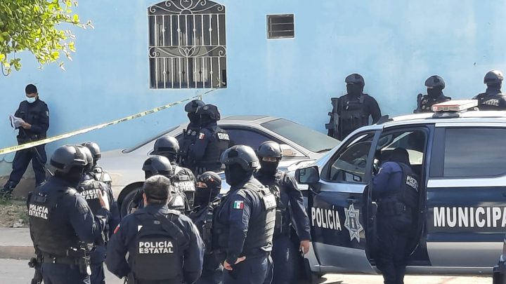 Un policía fue captado supuestamente contando billetes, luego de detener a un ciudadano en su camioneta