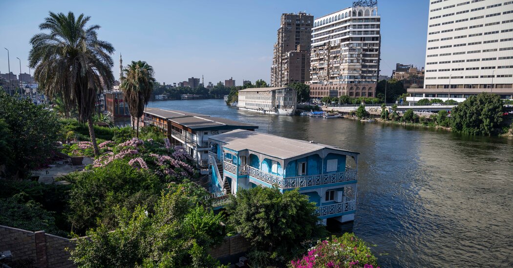 El paisaje tradicional de la ciudad está siendo retirado para desarrollar comercios en la ribera del río