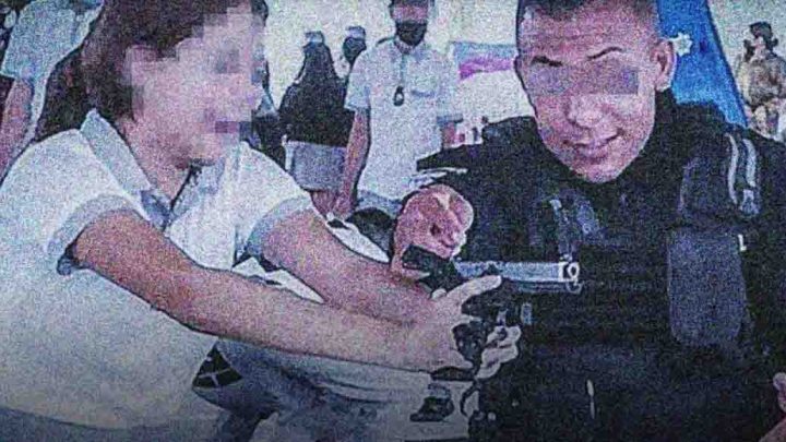 Los oficiales permitieron que los escolares manipularan las armas de fuego dentro de la escuela