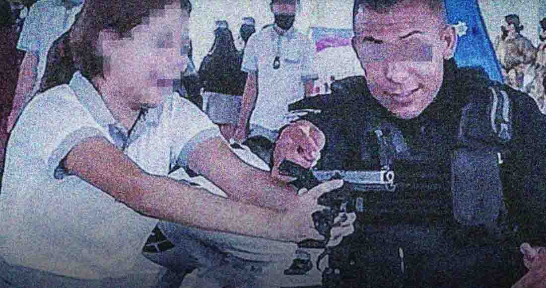 Los oficiales permitieron que los escolares manipularan las armas de fuego dentro de la escuela