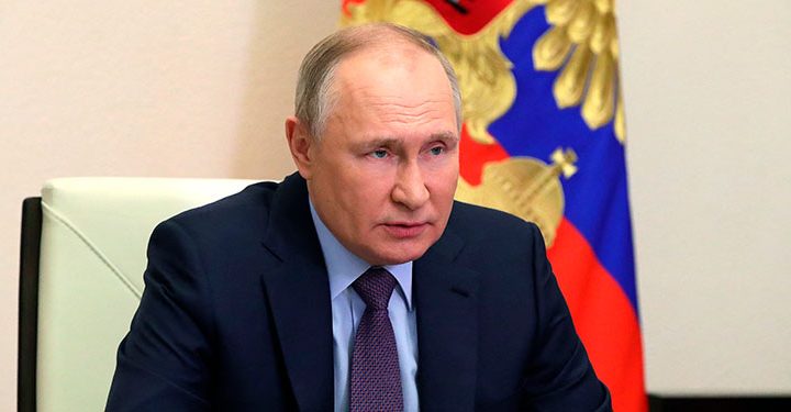 Los “ciudadanos de Ucrania (…) disponen del derecho de pedir la ciudadanía de la Federación Rusa según el procedimiento simplificado”, indica un decreto de Putin