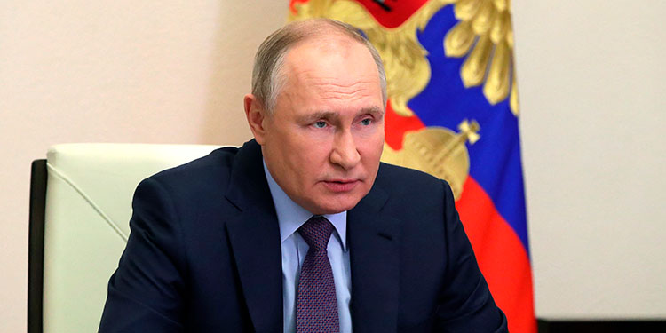 Los “ciudadanos de Ucrania (…) disponen del derecho de pedir la ciudadanía de la Federación Rusa según el procedimiento simplificado”, indica un decreto de Putin