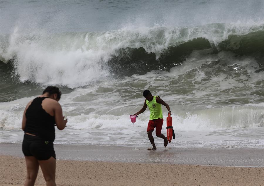 Prevén que el ciclón, que esta mañana evolucionó a categoría 2, se adentre más tarde en el mar sin afectar el territorio