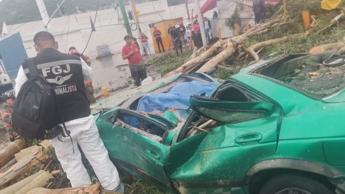 Según el reporte, el accidente se presentó cuando el vehículo compacto con cuatro personas a bordo circulaba sobre la Vía Morelos