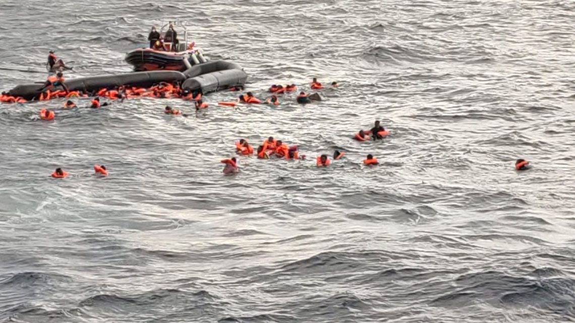 Tras nueve días en un bote de goma, 61 supervivientes fueron rescatados por guardacostas y llevados de vuelta a tierra firme