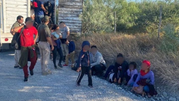 Migrantes: INM rescata a personas abandonadas en carretera Reynosa-Monterrey