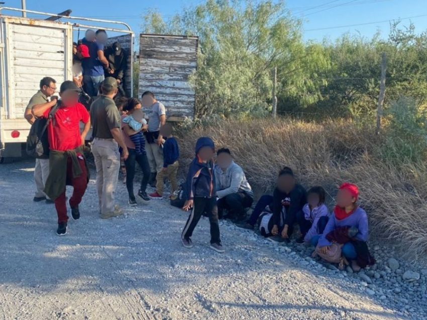 Migrantes: INM rescata a personas abandonadas en carretera Reynosa-Monterrey