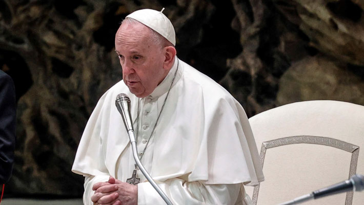 El Papa Francisco revela que su problema en la rodilla, que lo ha llevado a usar una silla de ruedas durante más de un mes, fue causado por una “pequeña fractura”